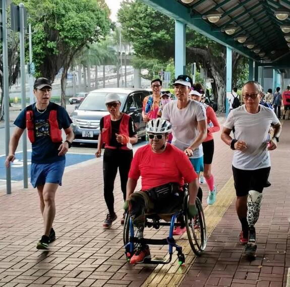 【四輪三腿一刀片慈善跑】 傷健跑手10小時完成環港島 黃俊橋下一站橫越美國