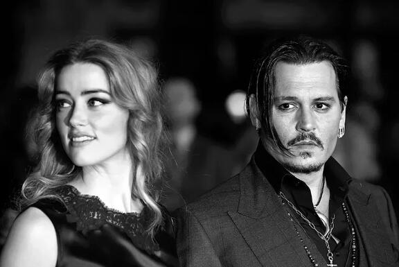 首支預告曝光：Johnny Depp 對決 Amber Heard 世紀官司拍成電影，還原度有幾分？