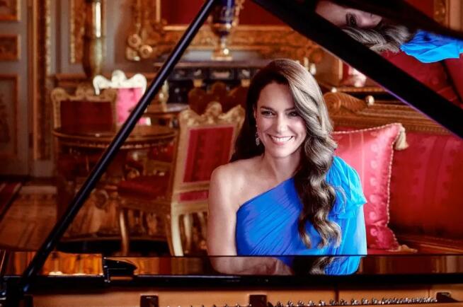 天生要進皇室：Kate Middleton 驚喜客串歌唱大賽，一襲藍禮服彈琴… 這畫面太美！