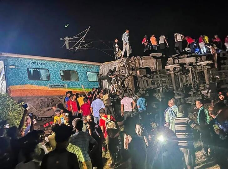 印度兩列火車相撞增至逾2百人死亡 9百多人傷