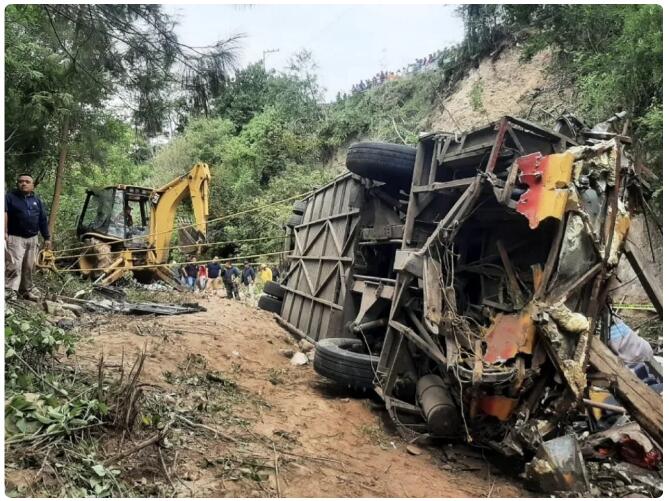 墨西哥南部有巴士失控墜入山谷 造成27死17傷